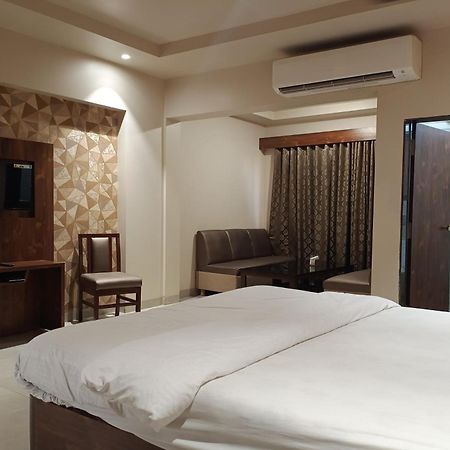 Hotel Apratim Lodging & Boarding Ulhāsnagar Dış mekan fotoğraf