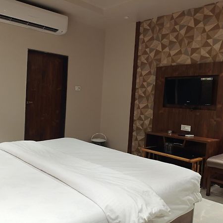 Hotel Apratim Lodging & Boarding Ulhāsnagar Dış mekan fotoğraf