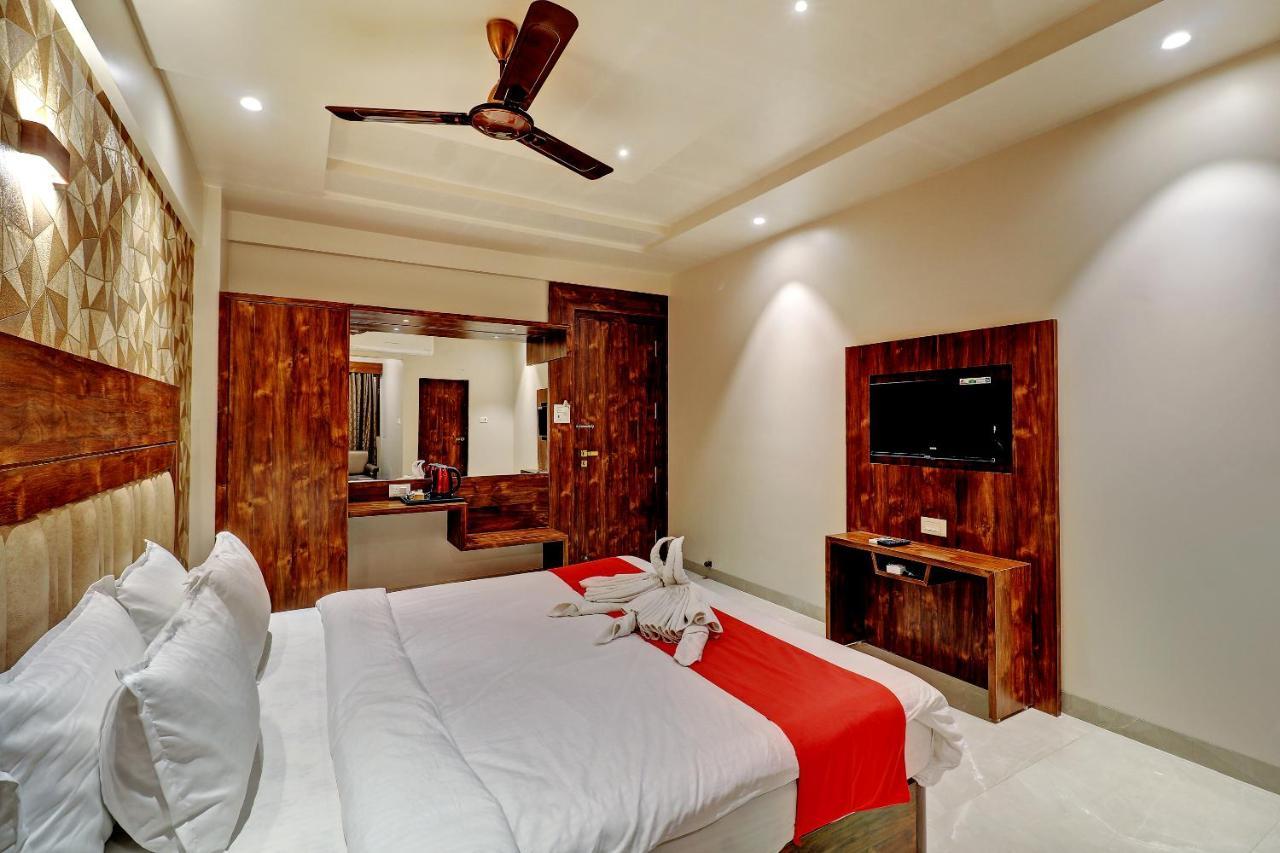 Hotel Apratim Lodging & Boarding Ulhāsnagar Dış mekan fotoğraf