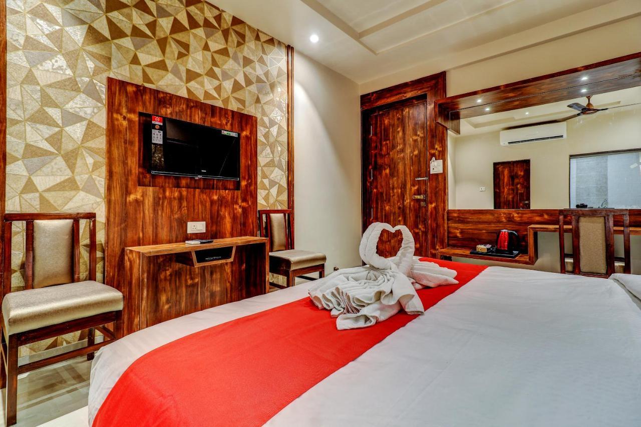 Hotel Apratim Lodging & Boarding Ulhāsnagar Dış mekan fotoğraf