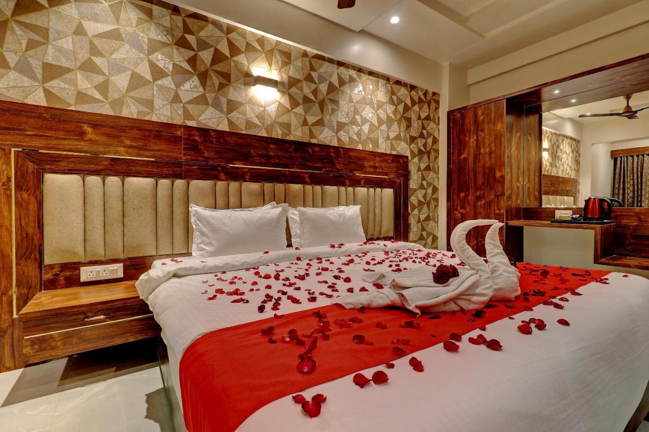 Hotel Apratim Lodging & Boarding Ulhāsnagar Dış mekan fotoğraf