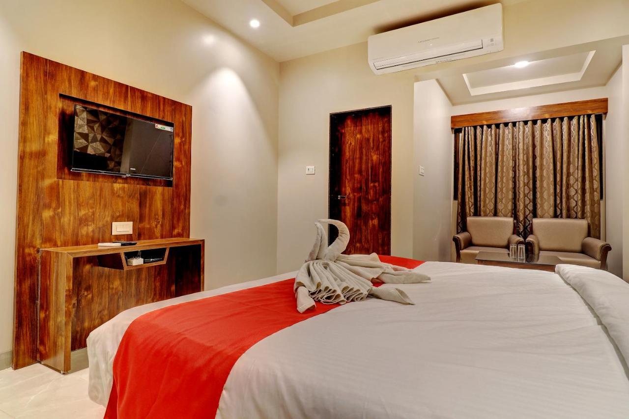 Hotel Apratim Lodging & Boarding Ulhāsnagar Dış mekan fotoğraf