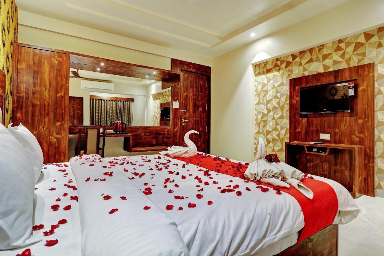 Hotel Apratim Lodging & Boarding Ulhāsnagar Dış mekan fotoğraf
