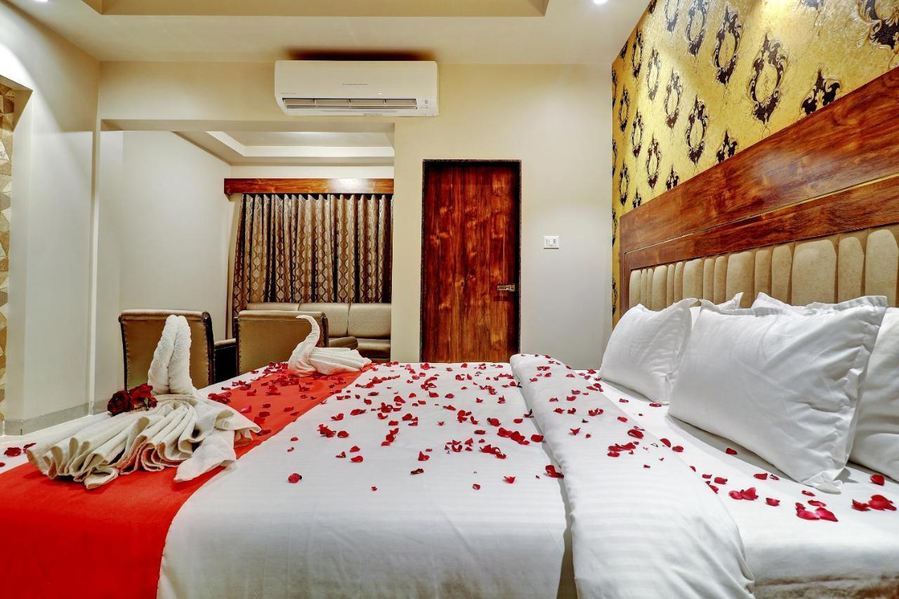 Hotel Apratim Lodging & Boarding Ulhāsnagar Dış mekan fotoğraf