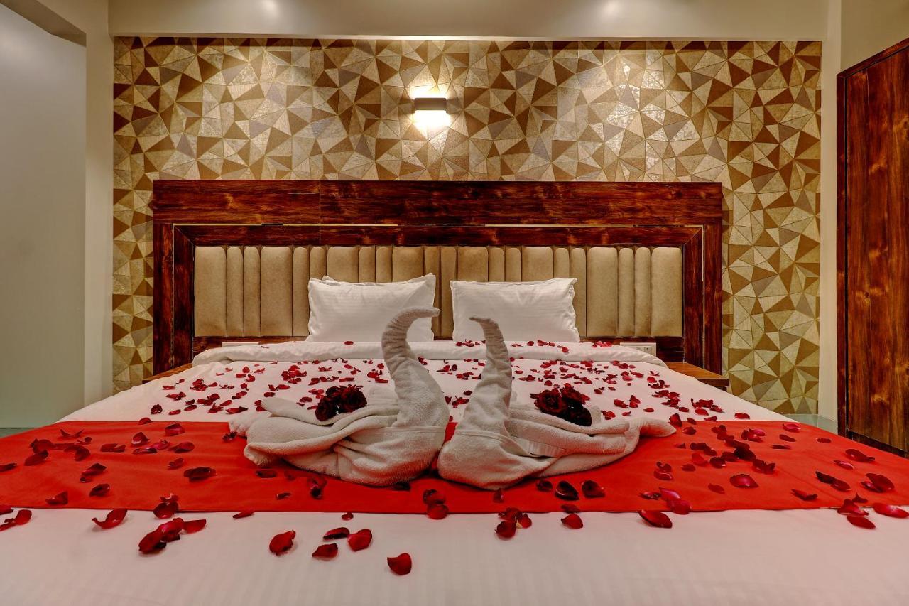 Hotel Apratim Lodging & Boarding Ulhāsnagar Dış mekan fotoğraf