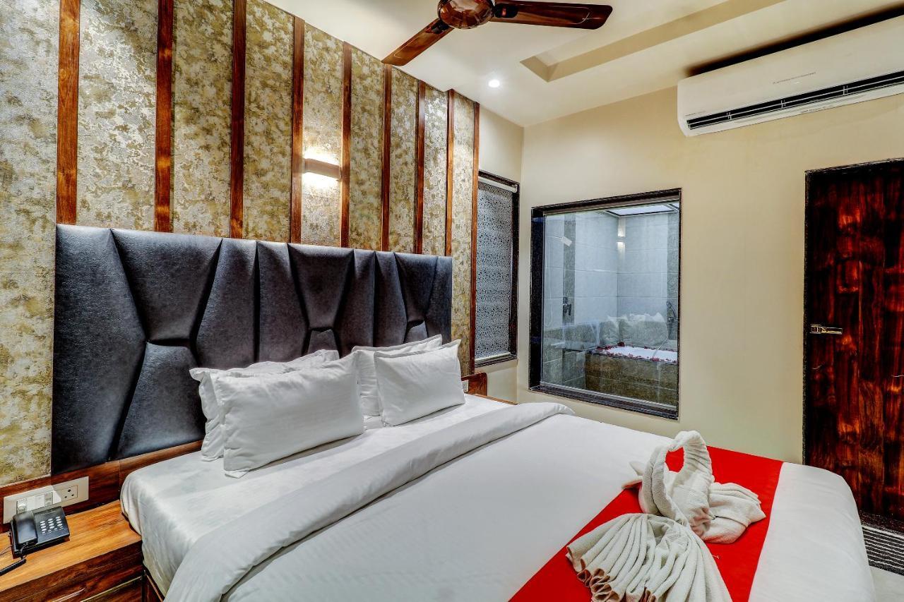 Hotel Apratim Lodging & Boarding Ulhāsnagar Dış mekan fotoğraf