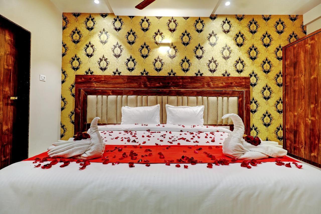 Hotel Apratim Lodging & Boarding Ulhāsnagar Dış mekan fotoğraf