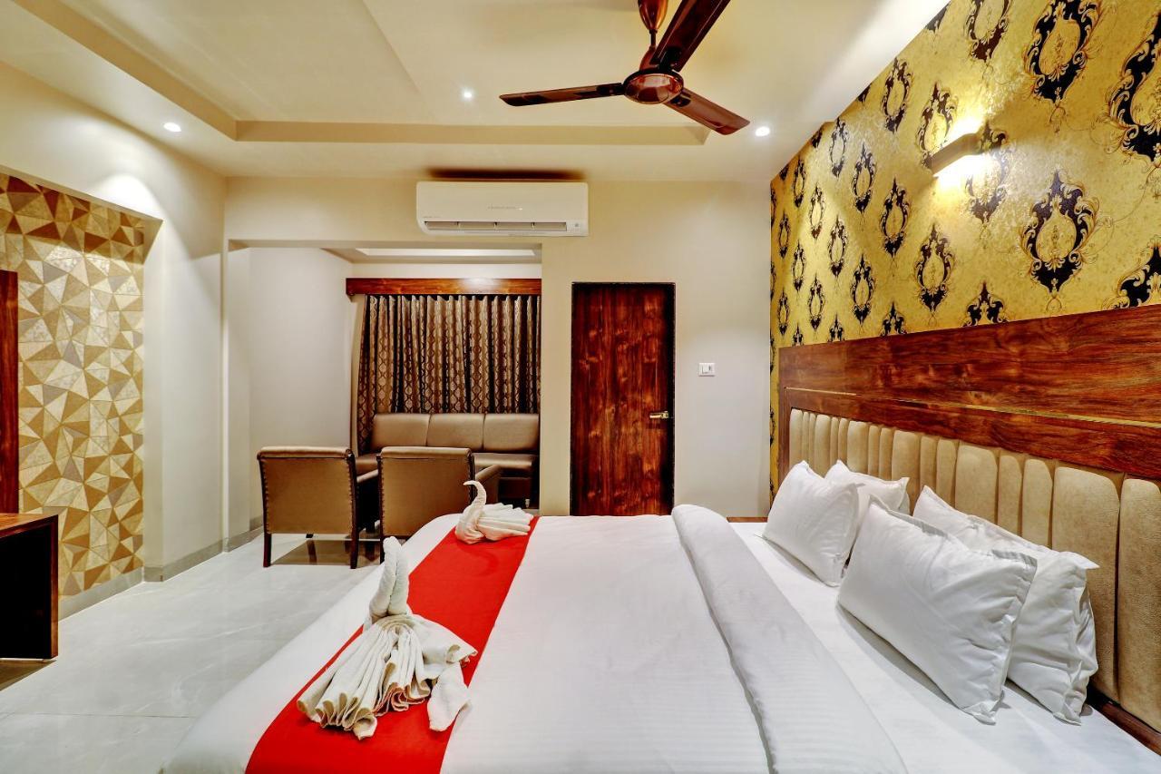 Hotel Apratim Lodging & Boarding Ulhāsnagar Dış mekan fotoğraf