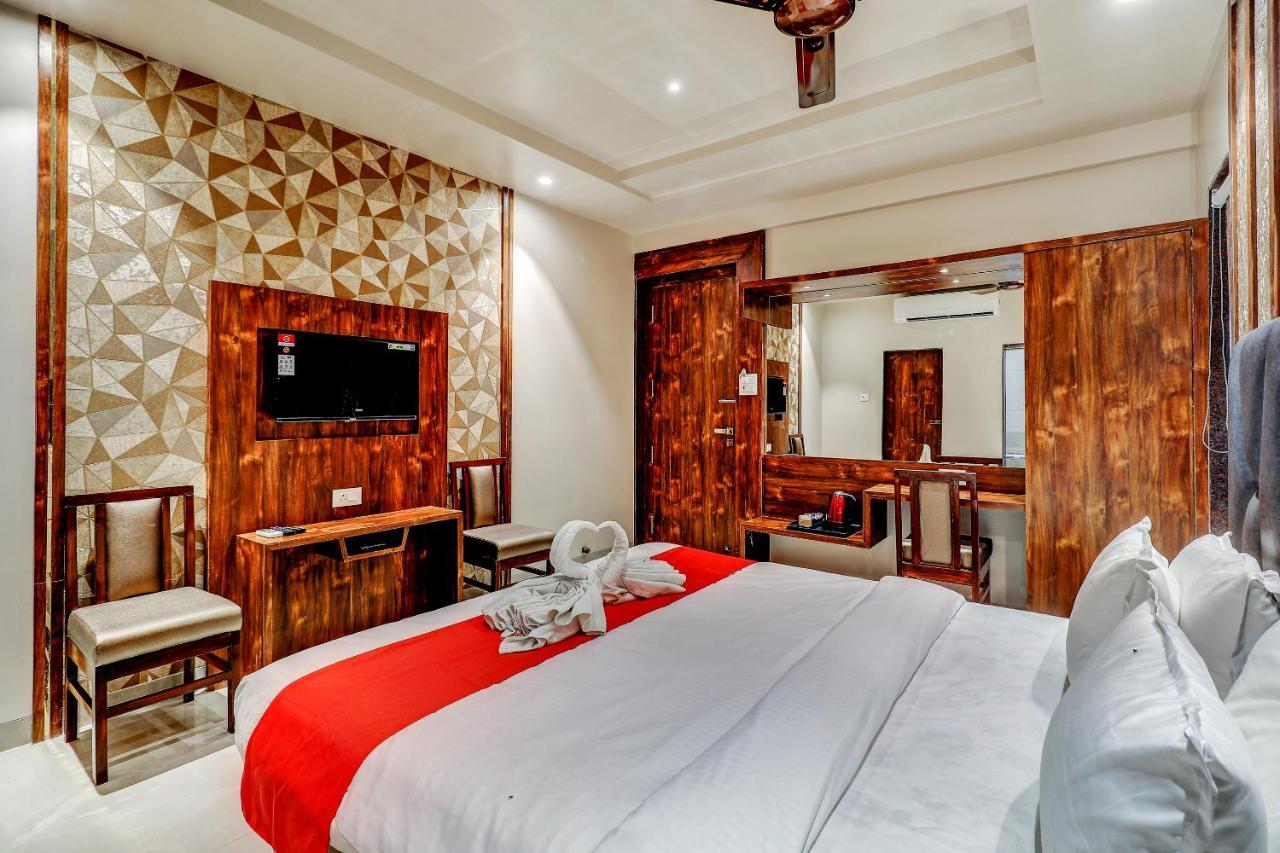 Hotel Apratim Lodging & Boarding Ulhāsnagar Dış mekan fotoğraf