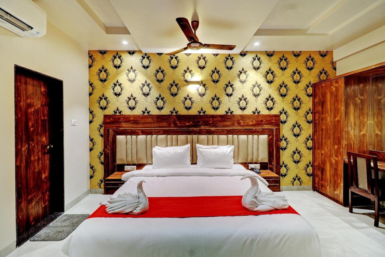 Hotel Apratim Lodging & Boarding Ulhāsnagar Dış mekan fotoğraf