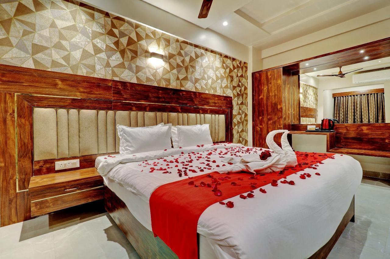 Hotel Apratim Lodging & Boarding Ulhāsnagar Dış mekan fotoğraf