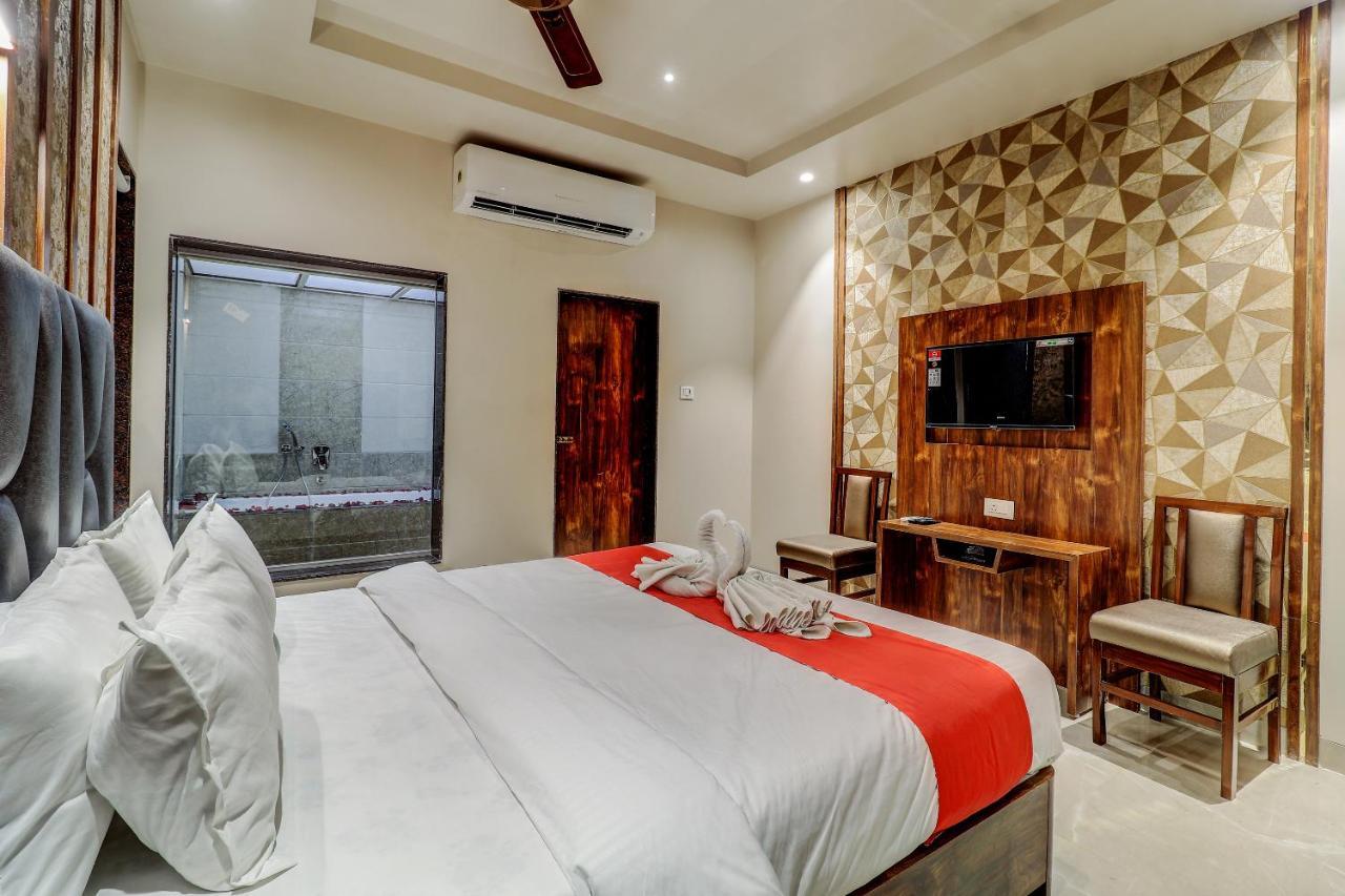 Hotel Apratim Lodging & Boarding Ulhāsnagar Dış mekan fotoğraf