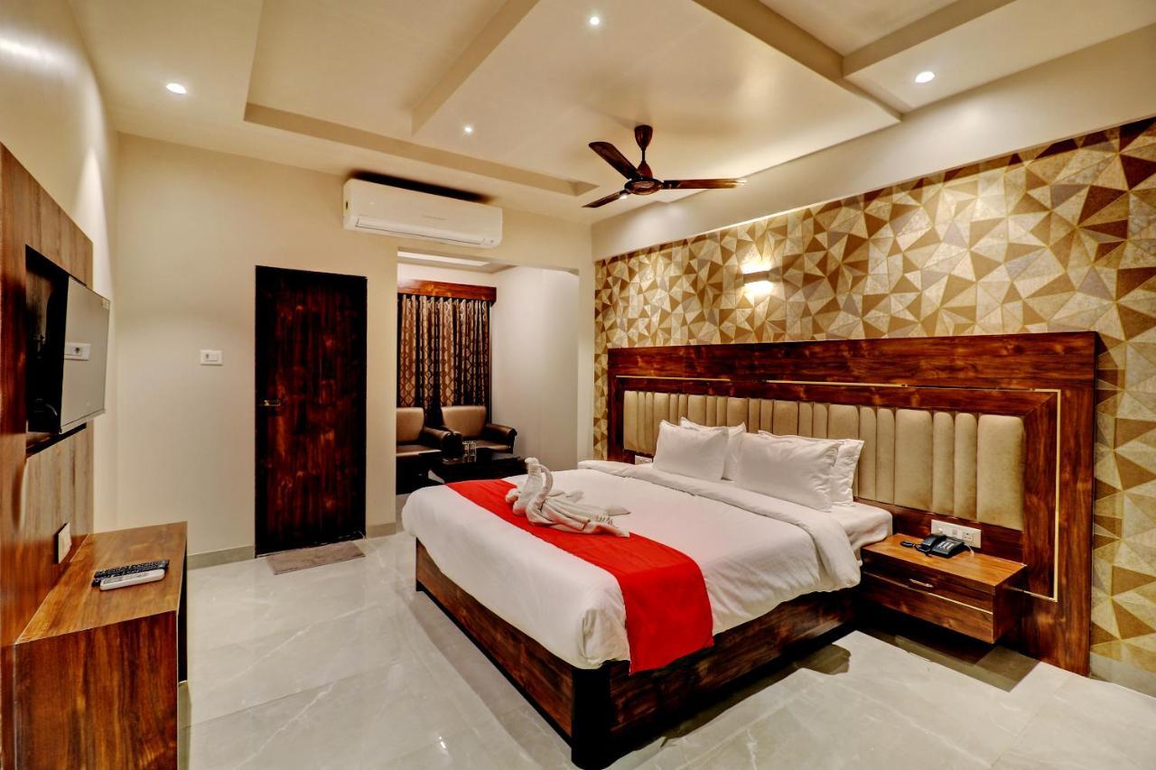 Hotel Apratim Lodging & Boarding Ulhāsnagar Dış mekan fotoğraf