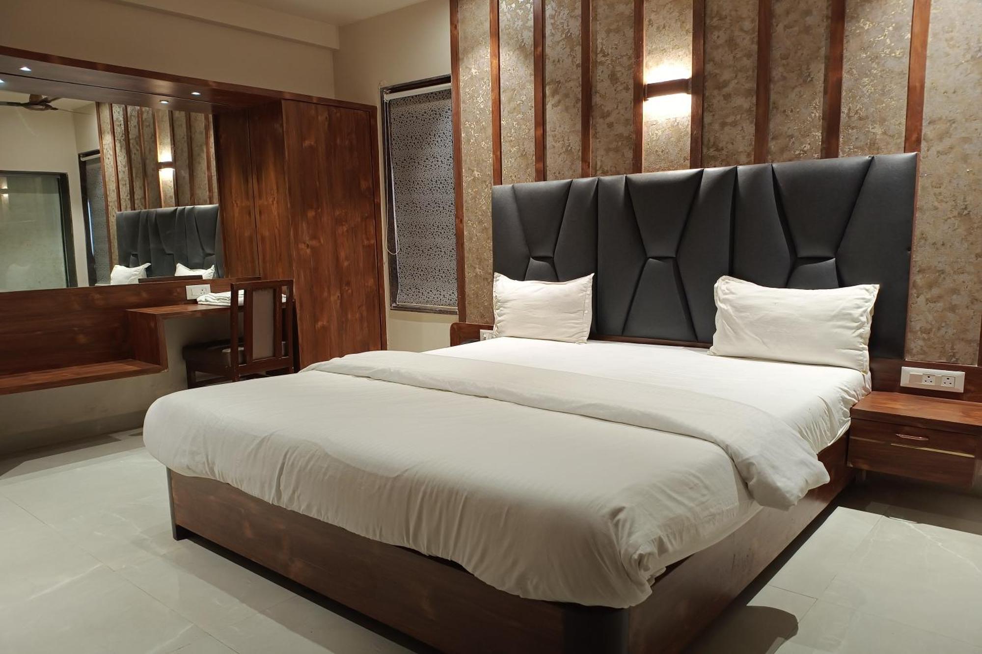Hotel Apratim Lodging & Boarding Ulhāsnagar Dış mekan fotoğraf