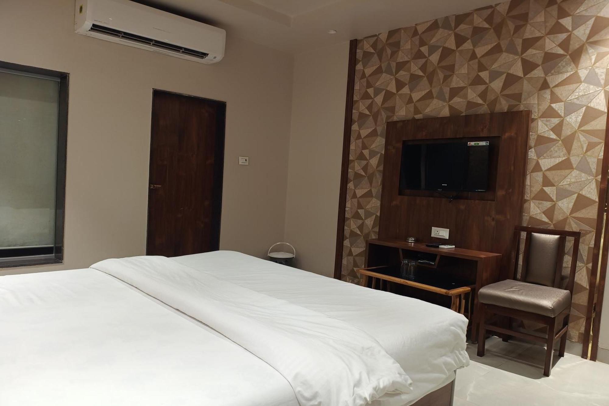 Hotel Apratim Lodging & Boarding Ulhāsnagar Dış mekan fotoğraf