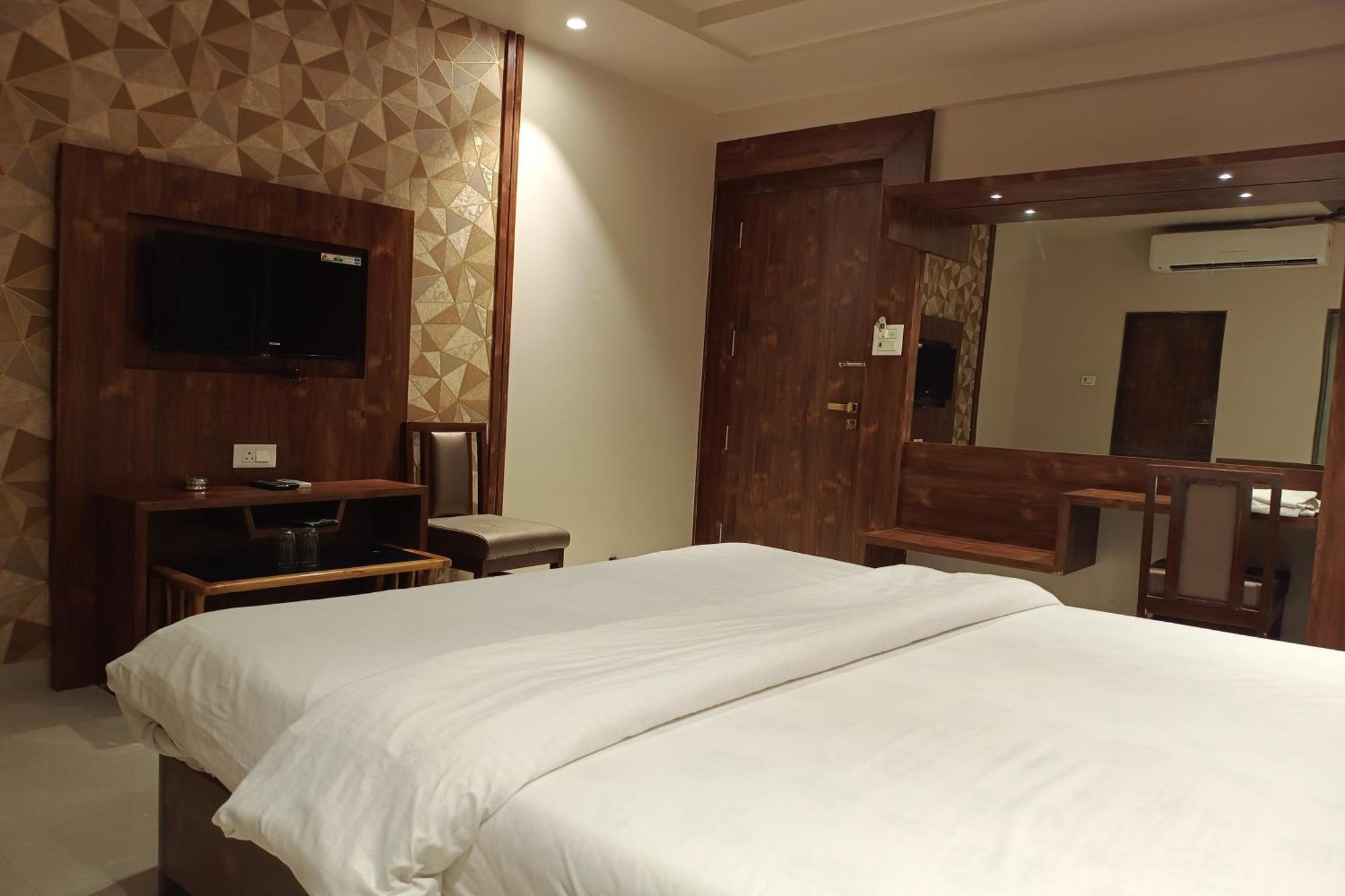 Hotel Apratim Lodging & Boarding Ulhāsnagar Dış mekan fotoğraf