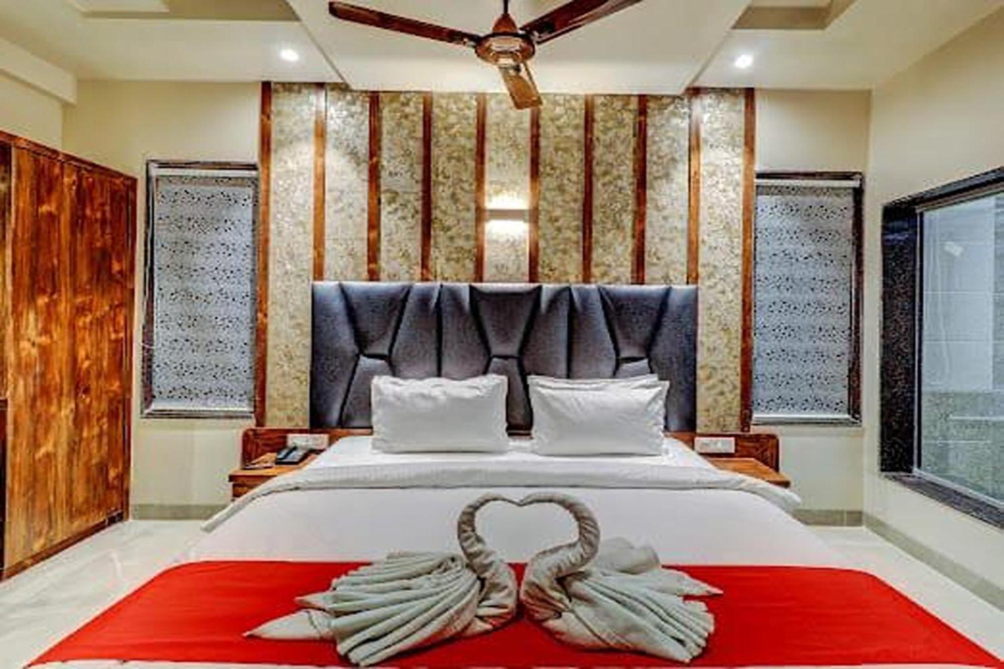 Hotel Apratim Lodging & Boarding Ulhāsnagar Dış mekan fotoğraf