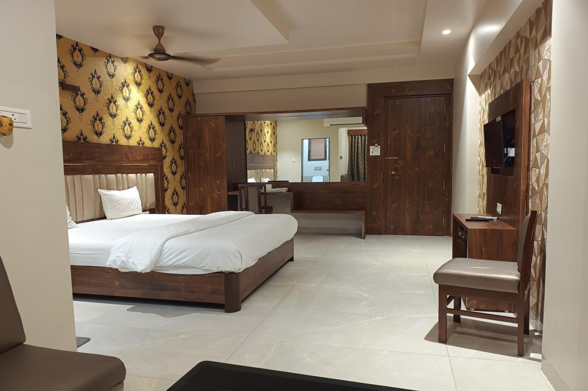 Hotel Apratim Lodging & Boarding Ulhāsnagar Dış mekan fotoğraf