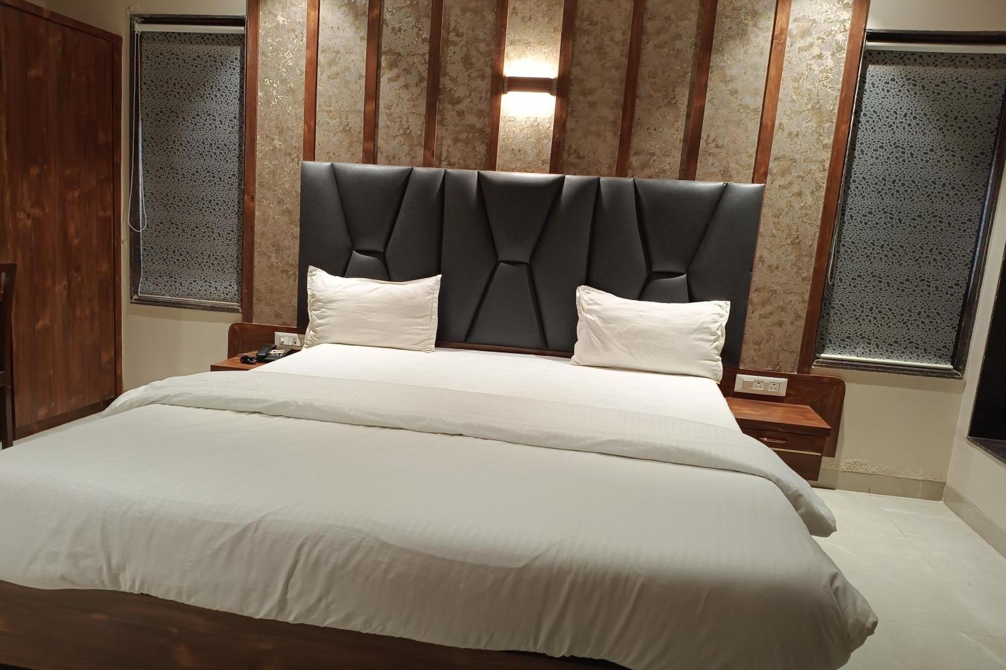 Hotel Apratim Lodging & Boarding Ulhāsnagar Dış mekan fotoğraf