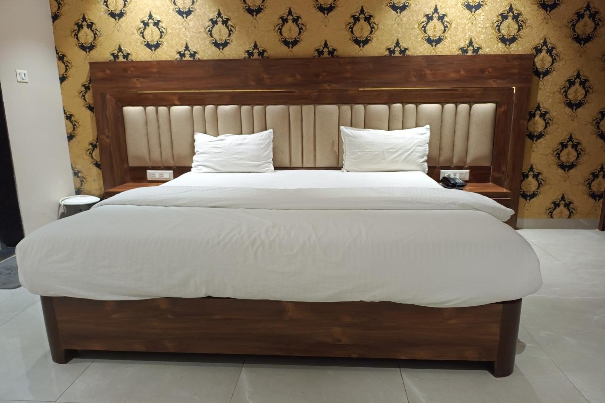 Hotel Apratim Lodging & Boarding Ulhāsnagar Dış mekan fotoğraf