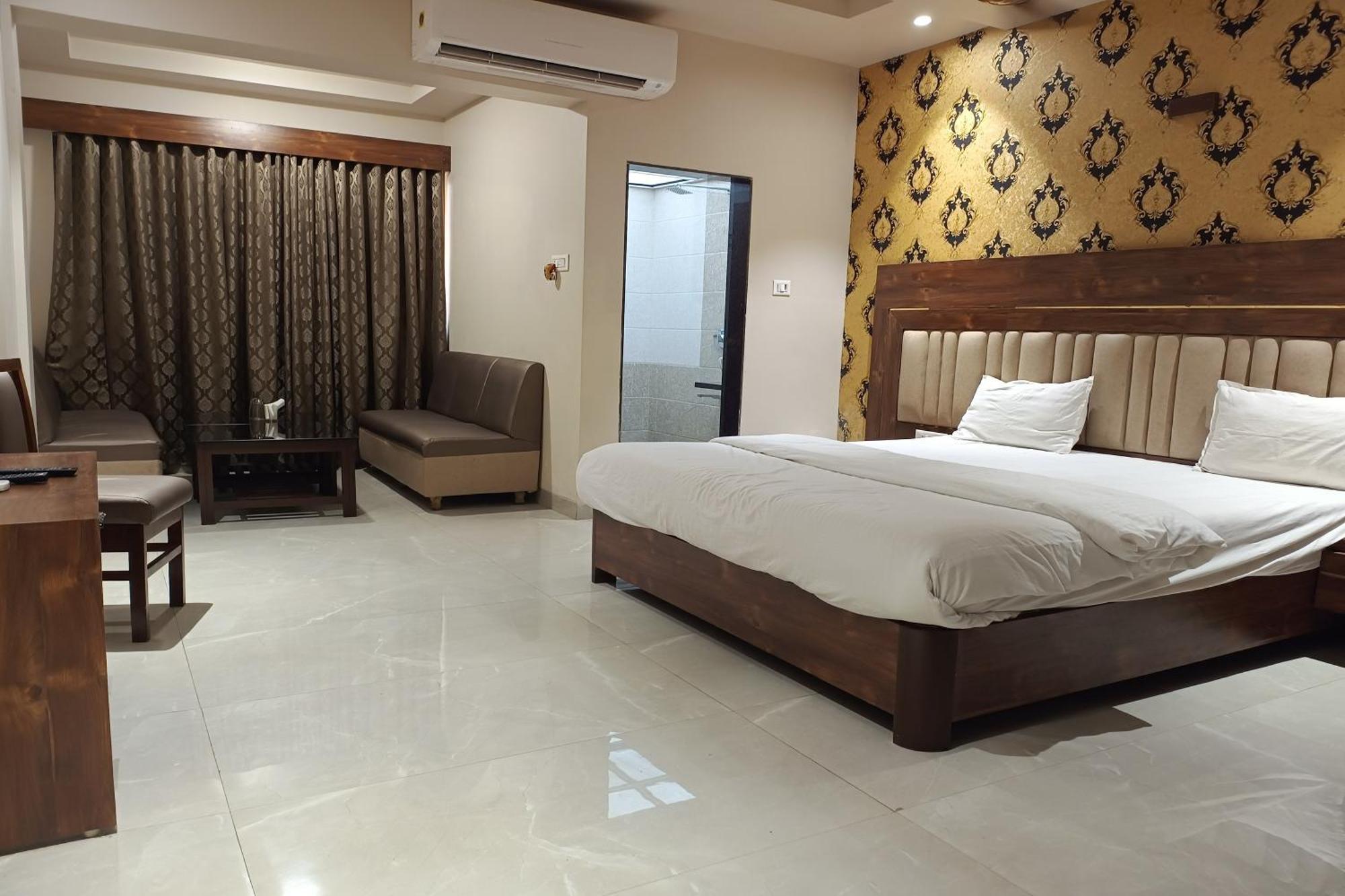 Hotel Apratim Lodging & Boarding Ulhāsnagar Dış mekan fotoğraf