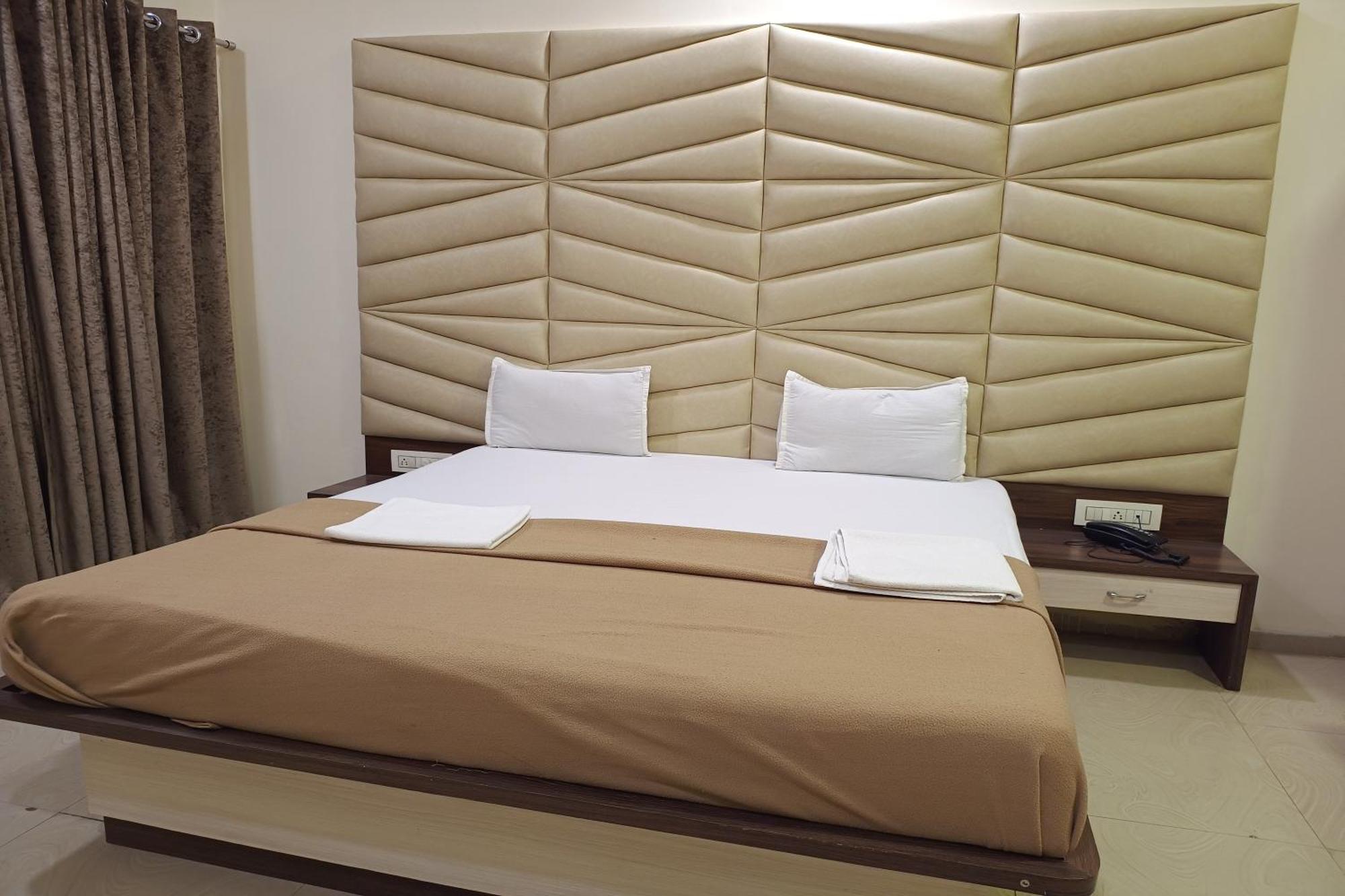Hotel Apratim Lodging & Boarding Ulhāsnagar Dış mekan fotoğraf
