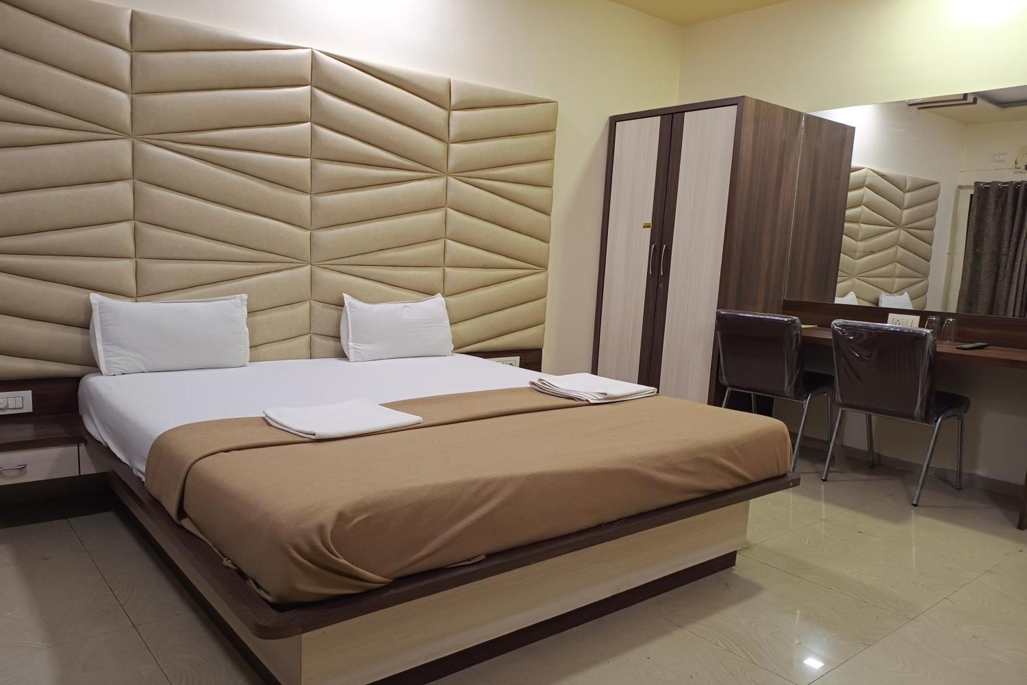 Hotel Apratim Lodging & Boarding Ulhāsnagar Dış mekan fotoğraf